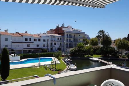 Port Sotavent 2C - Apartamento En La Marina De Empuriabrava - Piscina Comunitaria, - Parking - Vistas Al Canal - Cerca Centro Y Playa Exteriör bild